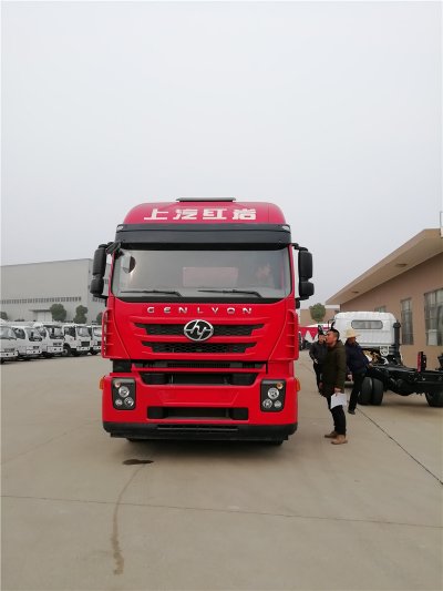 上汽紅巖29.7方前四后八鋁合金運(yùn)油車，20噸運(yùn)油車